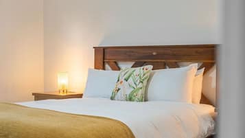 3 bedrooms, desk, WiFi, bed sheets