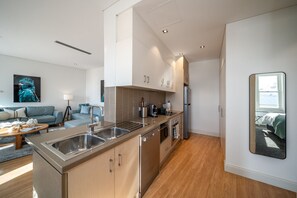 Een koelkast, een microgolfoven, een oven, een kookplaat