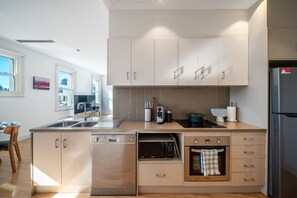 Réfrigérateur, micro-ondes, four, plaque de cuisson