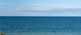 Aqua by the Sea - Beachfront with Pool & Gym