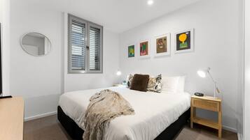 2 bedrooms, desk, iron/ironing board, WiFi