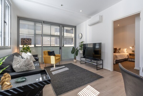 TV - Artful Escape on York - 2x Carpark, Wifi, East End (Adelaide)