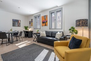 TV - Artful Escape on York - 2x Carpark, Wifi, East End (Adelaide)