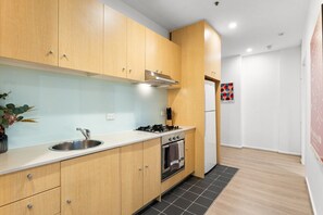 Coffee/tea maker, fridge, microwave, oven