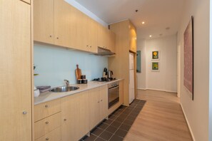 Fridge, microwave, oven, stovetop - Artful Escape on York - 2x Carpark, Wifi, East End (Adelaide)