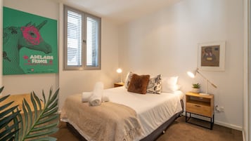 2 bedrooms, desk, iron/ironing board, WiFi