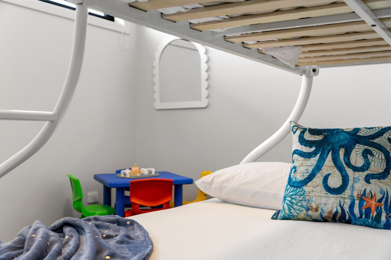 4 habitaciones, tabla de planchar con plancha y cuna de viaje 