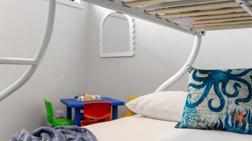 4 habitaciones, tabla de planchar con plancha y cuna de viaje