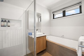 Hair dryer, towels - Paradise Point—Contemporary Coastal Family Retreat (Aldinga Beach)