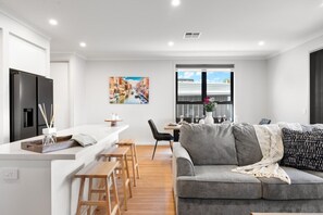 Smart TV - Paradise Palms – 4BR Coastal Escape (Aldinga Beach)