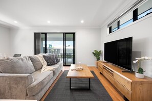 Smart TV - Paradise Palms – 4BR Coastal Escape (Aldinga Beach)