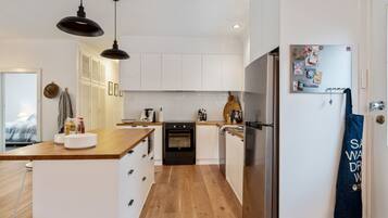 Geladeira, micro-ondas, fogão, cooktop