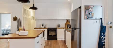 冷蔵庫、電子レンジ、オーブン、コンロ