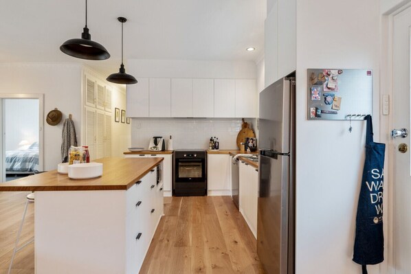 Fridge, microwave, oven, stovetop - Carawatha on The Range - Unique Farm Stay (Basket Range)