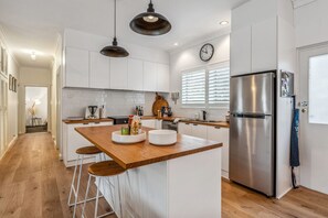 Fridge, microwave, oven, stovetop - Carawatha on The Range - Unique Farm Stay (Basket Range)
