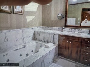 Jetted tub, hair dryer, towels, soap - 2-bedroom ski in/out condo in Aspen, Colorado at the Ritz Carlton (Aspen)