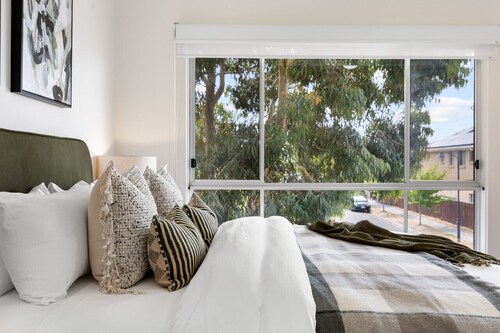 Mawson Lakes Retreat—A Peaceful and Prime Location