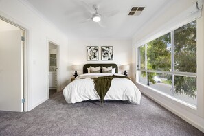3 habitaciones, tabla de planchar con plancha, wifi y ropa de cama 