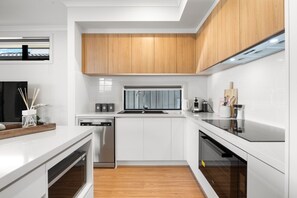 Fridge, microwave, oven, stovetop - Twin Paradise - 8BR Paradise Point & Palms (Aldinga Beach)