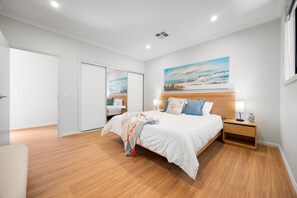 8 Schlafzimmer, Bügeleisen/Bügelbrett, Reisekinderbett, WLAN