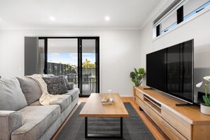 Smart TV - Twin Paradise - 8BR Paradise Point & Palms (Aldinga Beach)
