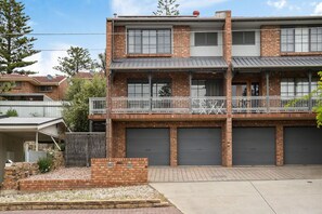 Exterior - Sapphire by the Sea - Coastal Living in Grange (Grange)