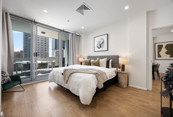 3 habitaciones, tabla de planchar con plancha, wifi y ropa de cama 