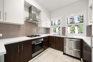 雪櫃、微波爐、焗爐、爐具