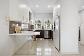 ثلاجة، ميكروويف، فرن، موقد طهي مسطح