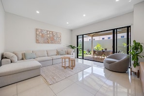 TV - Vera—Chic Coastal Living close to Everything (Glenelg)