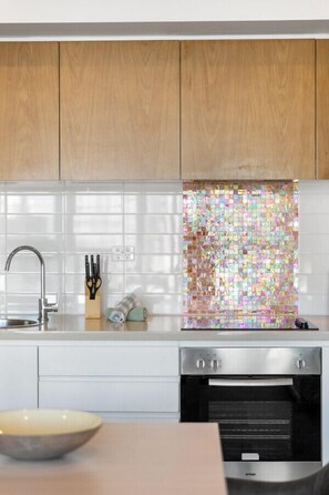 Jääkaappi, mikroaaltouuni, uuni, liesi