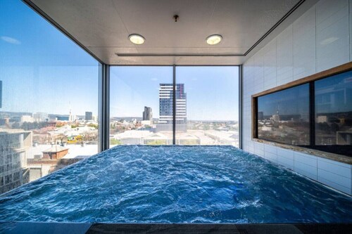 The Balfours Haven - City Views & Balcony