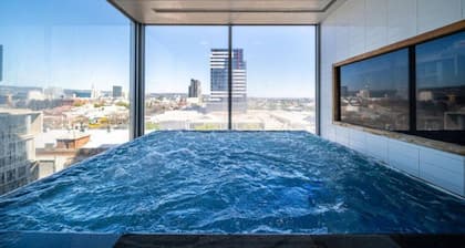 The Balfours Haven - City Views & Balcony