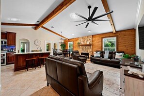 TV, books - Jupiter Gem- Heated Pool and Outdoor Oasis w/Kitchen (Jupiter)