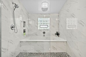 Shower, hair dryer, towels, soap - Jupiter Gem- Heated Pool and Outdoor Oasis w/Kitchen (Jupiter)