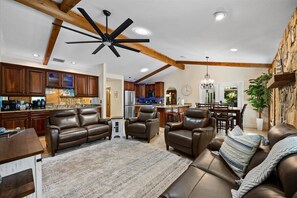 Een televisie en boeken