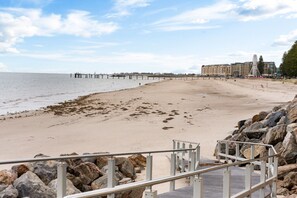 Beach - Pad Off Pier - 2BR, Wifi (Glenelg)
