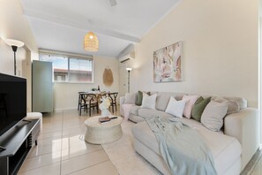 TV - Pad Off Pier—Walk to Glenelg Beach, Bars & Dining (Glenelg)