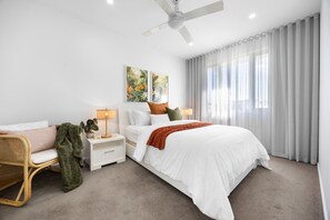 4 bedrooms, desk, iron/ironing board, WiFi - Parea on Cavendish: A Perfect Beachside Lifestyle (West Beach)