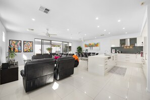 TV - Parea on Cavendish - Beach Views! (West Beach)