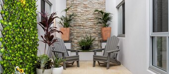 Parea on Cavendish - Beach Views!