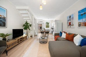 TV - Hacienda at Henley - Chic Seaside Haven near Airport (Henley Beach)