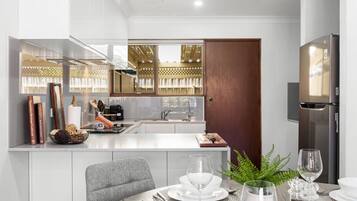 冷蔵庫、電子レンジ、オーブン、コンロ