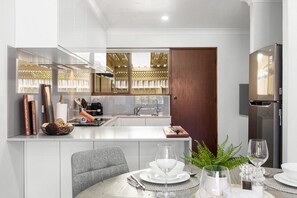 Geladeira, micro-ondas, fogão, cooktop