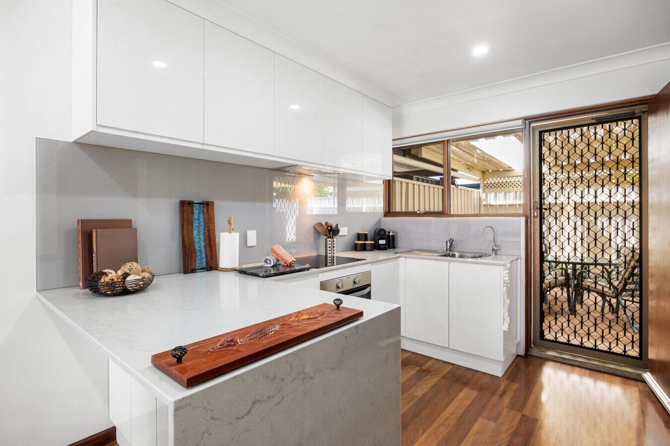 ثلاجة، ميكروويف، فرن، موقد طهي مسطح