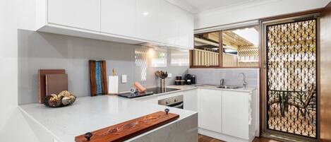 Frigorifero, microonde, forno, piano cottura