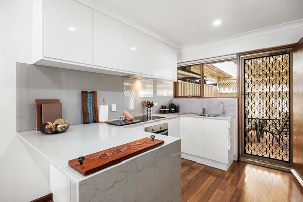 Een koelkast, een microgolfoven, een oven, een kookplaat