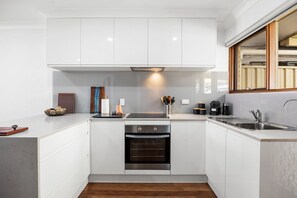 Jääkaappi, mikroaaltouuni, uuni, liesi