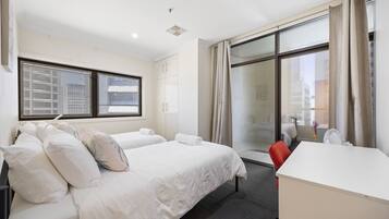 3 dormitoris, planxa i posts de planxar, wifi i roba de llit