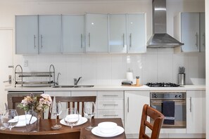 冷蔵庫、電子レンジ、オーブン、コンロ